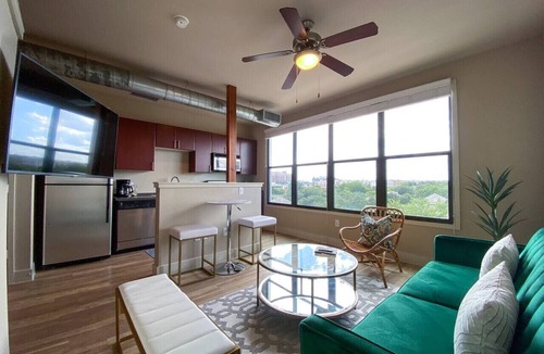 Downtown Fort Worth Condo | Getaway with in-suite laundry, walk Downtown!