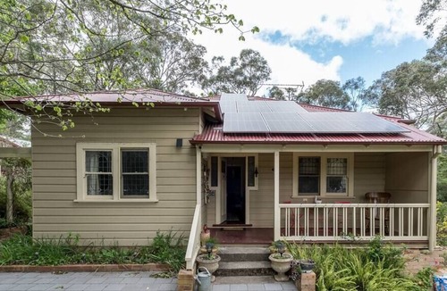 Yerrinbool Cabin | Getawayz NSW - Valencia Cottage - Rustic, Charming, Relaxing!