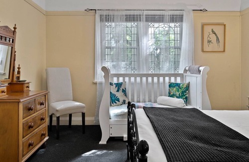 Yerrinbool Cabin | Getawayz NSW - Valencia Cottage - Rustic, Charming, Relaxing!