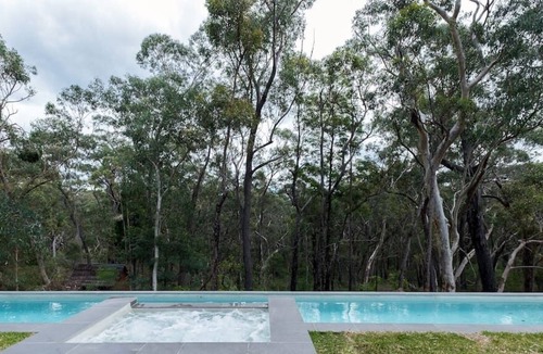 Yerrinbool Cabin | Getawayz NSW - Valencia Cottage - Rustic, Charming, Relaxing!