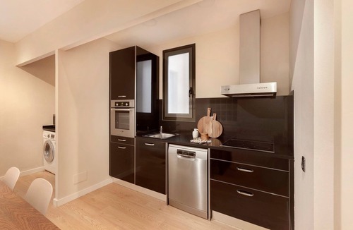 Sant Gervasi Apartment | GHAR/BARI/HEM/SPITI/KAAINGA/MANZIL- Two Bedroom Apartment with Balcony