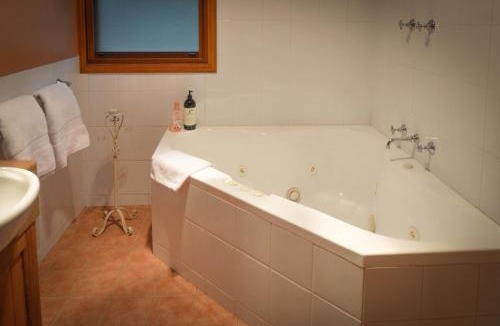 Berambing Bed & Breakfast | Ghost Hill Road Retreat