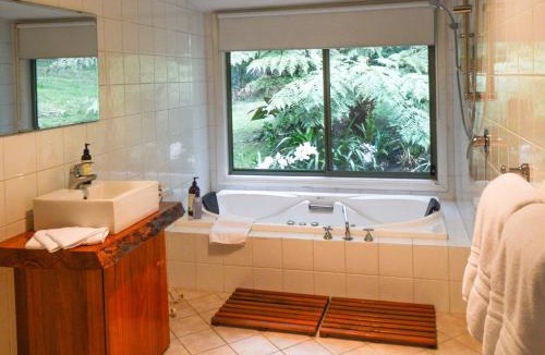 Berambing Bed & Breakfast | Ghost Hill Road Retreat