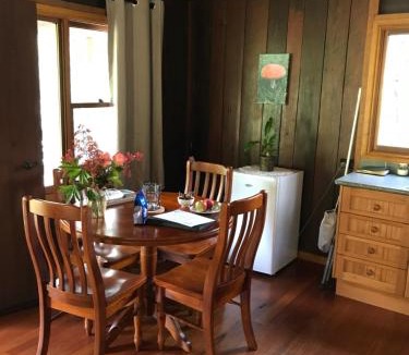 Berambing Bed & Breakfast | Ghost Hill Road Retreat