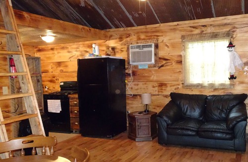 Pittsburg Cabin | Ghost woodnQuiet, Peaceful, Relaxing overall A Great Get Away Cabin!