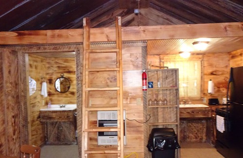 Pittsburg Cabin | Ghost woodnQuiet, Peaceful, Relaxing overall A Great Get Away Cabin!
