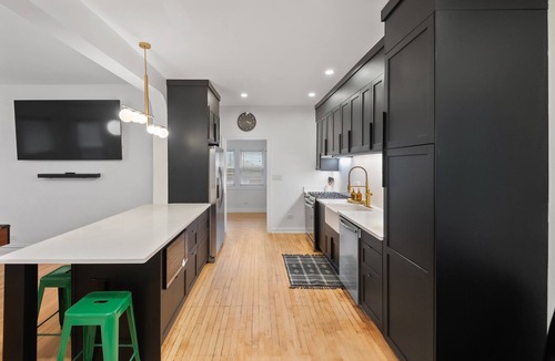 Irving Park House | Giant 5-Bedroom Home w/Pool Table, 15 Min to Wrigley & Downtown