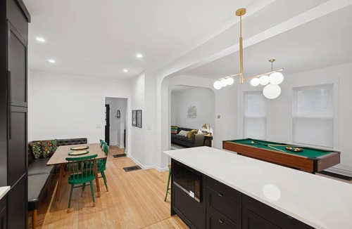 Irving Park House | Giant 5-Bedroom Home w/Pool Table, 15 Min to Wrigley & Downtown