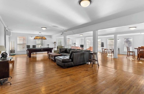 Stanstead House | Giant Chalet - 10 Ensuite Bedrooms - Up to 48