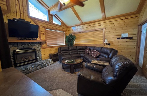 Running Springs Hotel | Giant Oaks Lodge