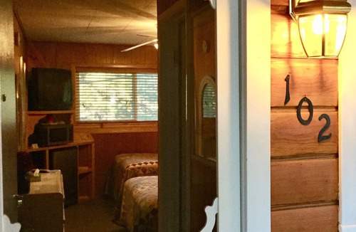 Running Springs Hotel | Giant Oaks Lodge