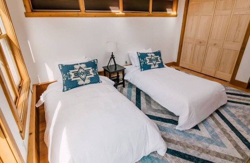 Helena West Side House | Giant View Home Summa