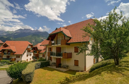Giez Condo | Giez | 3BR Duplex for 12 + 2 Pools On-Site!