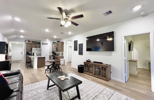 Wellborn House | GIG ’EM LANE 3BR Grill & Fire Pit Coffee Bar 75" TV Near Hwy 6