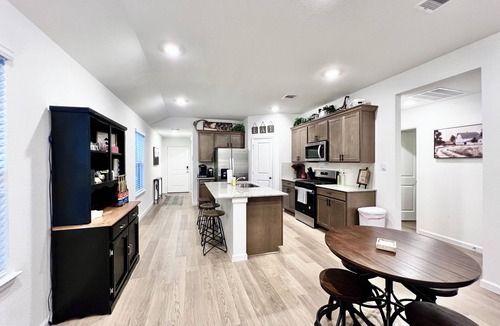 Wellborn House | GIG ’EM LANE 3BR Grill & Fire Pit Coffee Bar 75" TV Near Hwy 6