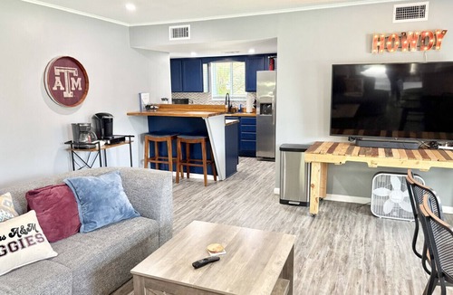 College Station House | Gig`em on Glade-Spacious 5BR Home w/Huge Backyard near TAMU