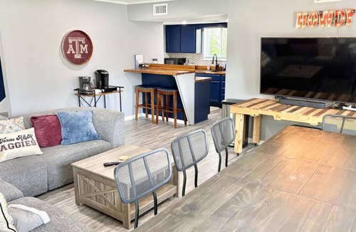 College Station House | Gig`em on Glade-Spacious 5BR Home w/Huge Backyard near TAMU