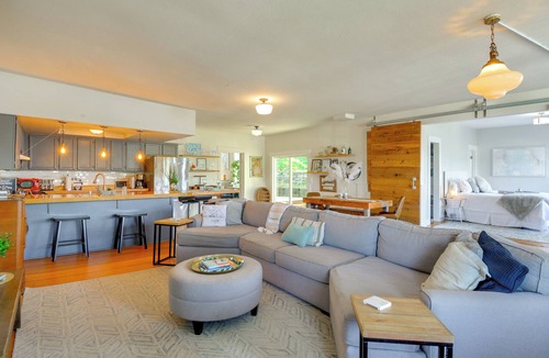 Gig Harbor House | Gig Harbor House w/Private Beach + Views!