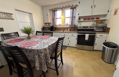 Reed Creek House | Giggling Creek Cottage: 45 Acres of Rural Bliss, BedJet, Arcades + Pet Friendly