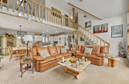 Egremont House | Gilbert Ski Chalet | 3 min to Catamount!
