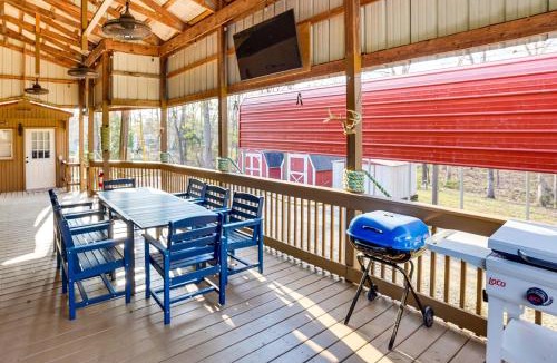 Gilbertsville House | Gilbertsville Hideaway: 1 Mi to Lake!