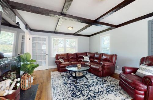 Foxboro House | Gillette World Cup HQ Less Than 1 Mi to Patriot Place!