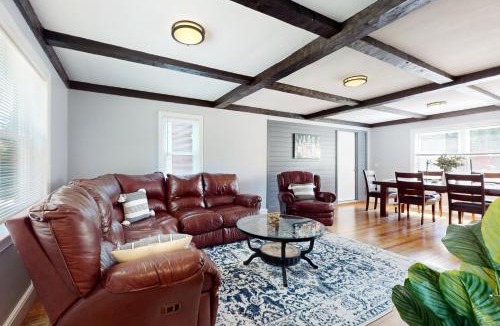 Foxboro House | Gillette World Cup HQ Less Than 1 Mi to Patriot Place!