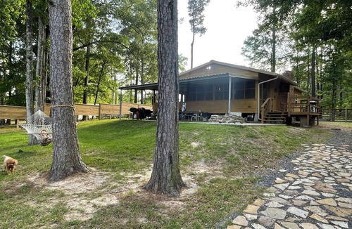 Negreet Cabin | Gilligan’s Waterfront Retreat –With Dock-Peaceful-Fish, Grill & Relax
