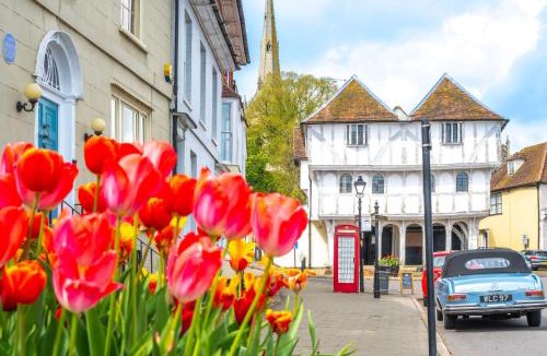 Howlett End House | Gin and Toffee Carriage