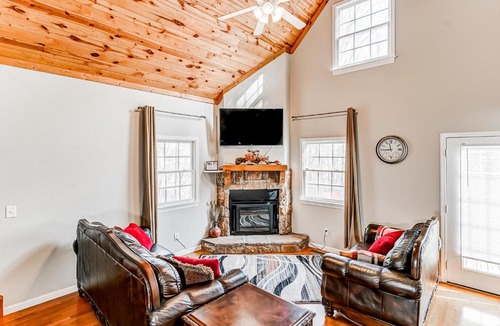 Helen House | Gingerbread Haus 1