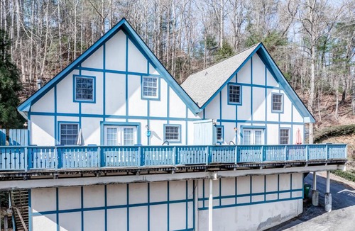 Helen House | Gingerbread Haus 2