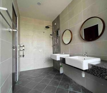 Larut House | GioiaHome with 6 Bedrooms