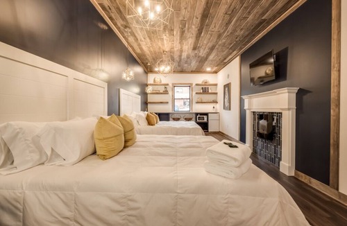 Prescott Hotel | Girls’ Getaway | Shop & Stroll
