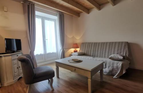 Saint-Hilaire-de-Villefranche House | Gite Du Figuier