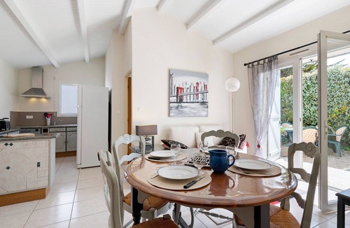 Olonne-sur-Mer Cottage | Gîte 2 with Private Terrace and Wi-Fi