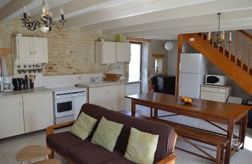 Saint-Pierre-d'Amilly House | Gite 4: Swallows 4 bedrooms for 10 people