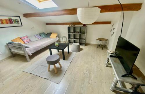 Alba-la-Romaine Apartment | Gite 4p, 2 chambres, jardin, piscine à partager