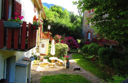 Chateau-Verdun House | Gite 5 - Le Cairn: Bed and Breakfast