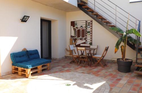Montpeyroux House | Gite Aigues Vives - Le Patio