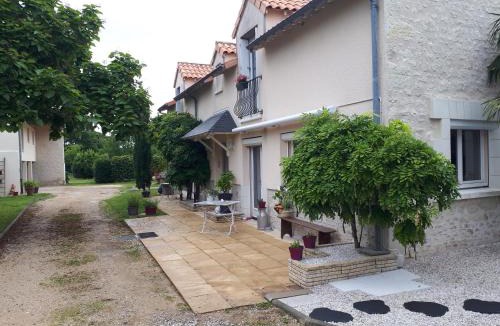Saint-Genest-d'Ambiere Apartment | Gite Amanala Poitou