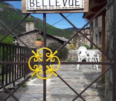 Nohedes Apartment | Gite Bellevue de charme avec cheminée et bois à disposition