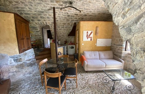 Riviere-sur-Tarn Apartment | Gîte Calades: Tarn stone and pebble flooring, Tarn view terrace under the vine!