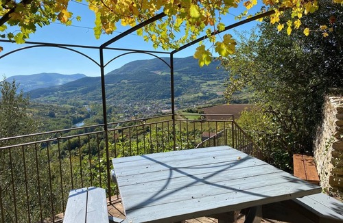 Riviere-sur-Tarn Apartment | Gîte Calades: Tarn stone and pebble flooring, Tarn view terrace under the vine!