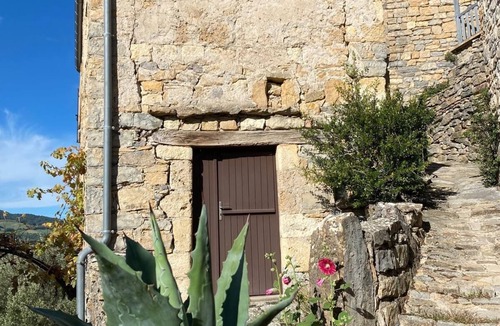 Riviere-sur-Tarn Apartment | Gîte Calades: Tarn stone and pebble flooring, Tarn view terrace under the vine!