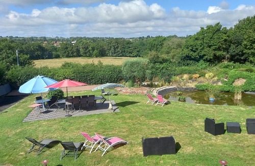 Cholet Cottage | Gîte 'Chez Gwen Et Flo' with Shared Terrace, Shared Garden, and Wi-Fi