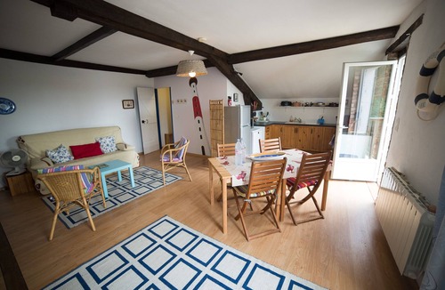 Saverdun Apartment | Gite Ciel - sunny gite overlooking heated pool and gardens.