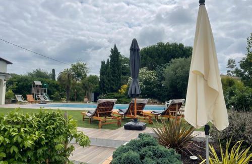 Reignac Apartment | Gite confortable avec terrasse et piscine