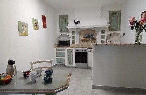 Camaret-sur-Aigues Apartment | Gite d'Emma