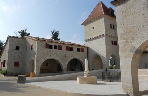 Castelnau-sur-l'Auvignon House | Gite du Pigeonnier and its tower with terraces and garden