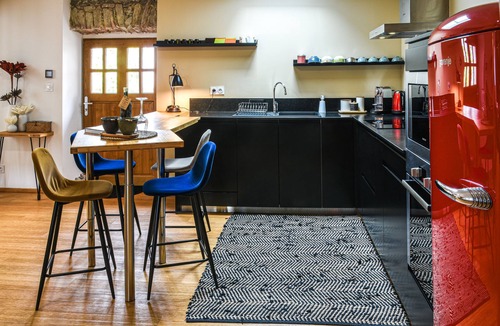 Mirepoix Apartment | Gite de l'Autre jardin, in the heart of Mirepoix, quiet, terrace, swimming pool.